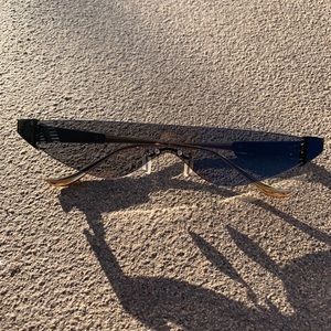 Statement skinny black sunglasses 🕶